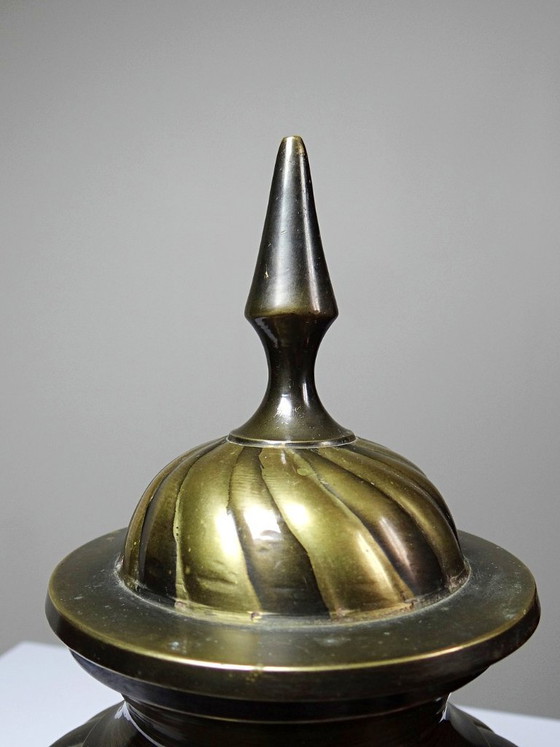 Image 1 of Olla artesanal india antigua con tapa de latón retorcido, de los años 60 a los 80.