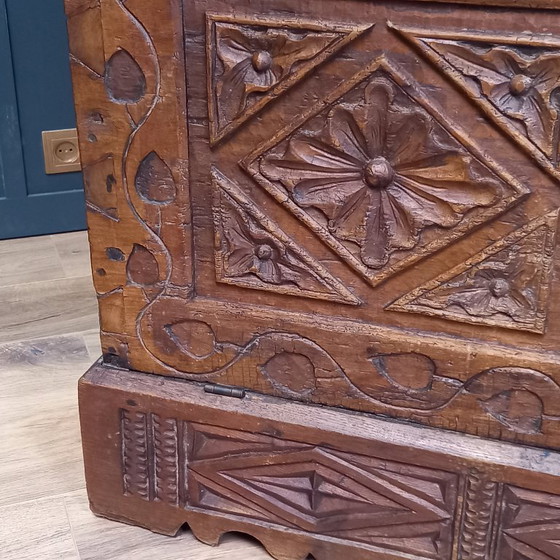 Image 1 of coffre en bois de châtaignier du XVIIIe siècle