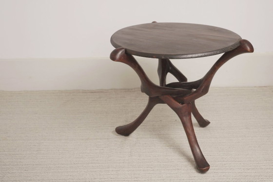 Image 1 of Vintage handgesneden ronde tafel van hardhout in Afrikaanse stijl, sculpturaal, inklapbaar bijzettafeltje