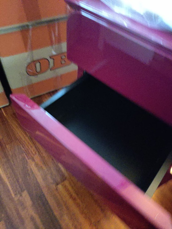 Image 1 of Bourgondisch rode ladekast en twee nachtkastjes