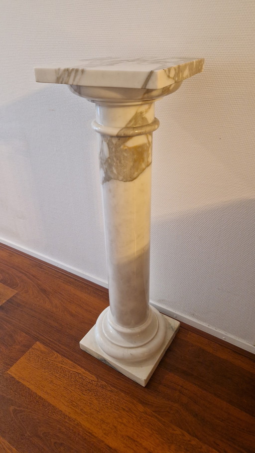 Sockel aus massivem Marmor