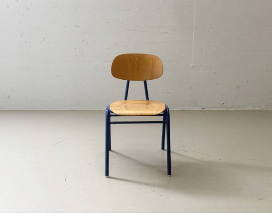 Image 1 of 4 vintage stapelstoelen van het Schönauer schoolmeubilair