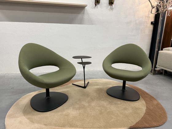 Image 1 of 2 Artifort Shark Lounge Draaifauteuils groen stof 