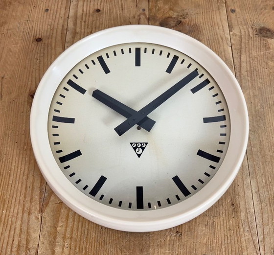 Image 1 of Industriële beige bakelieten fabriekswandklok van Pragotron, jaren 60