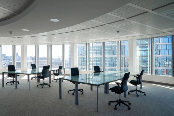 Image 1 of Scrivania in vetro ODILE DECQ con gambe in metallo