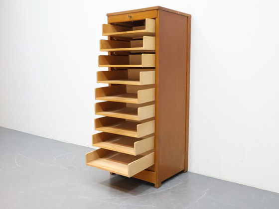 Image 1 of Archivador antiguo con puerta de persiana de roble