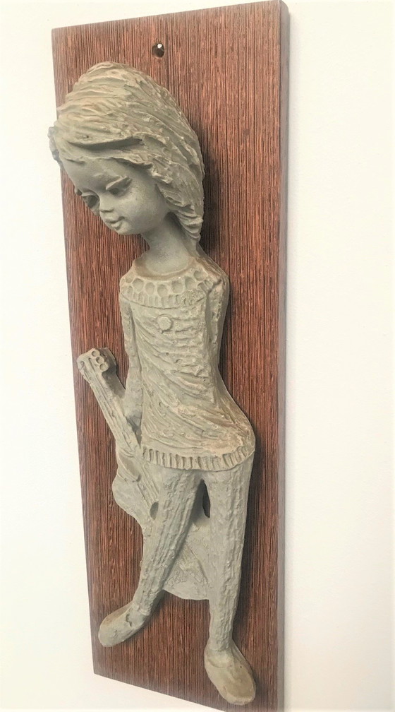 Image 1 of Scultura da parete in ceramica vintage "Ragazza con chitarra"