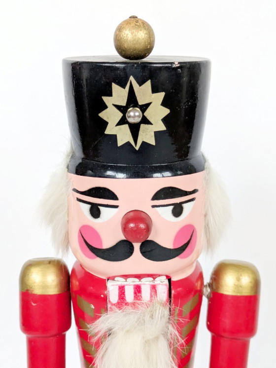 Image 1 of Statuetta tedesca vintage dello Schiaccianoci | Decorazione natalizia in legno fatta a mano