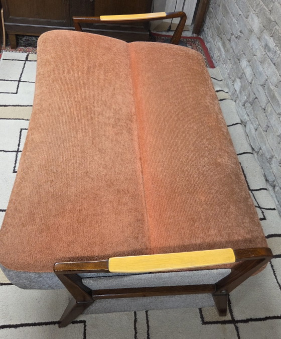 Image 1 of Vintage Scandinavische slaapbank uit de jaren 60/70 – gebeitst hout en tweekleurige stof.