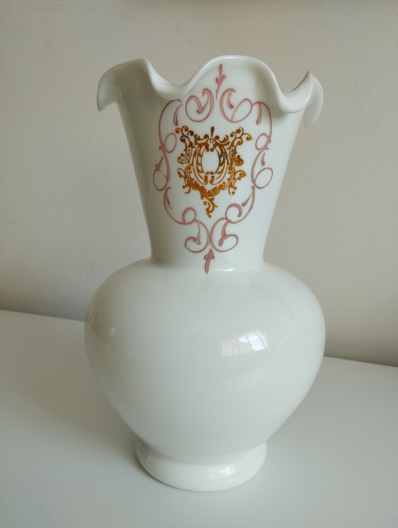 Image 1 of Vaso in opalino bianco con medaglione dorato