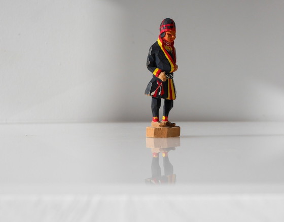Skandinavische traditionelle handgeschnitzte samische Figur aus der Mitte des 20. Jahrhunderts von Georg (photo 9 of 17)