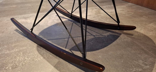 sedia a dondolo Herman Miller