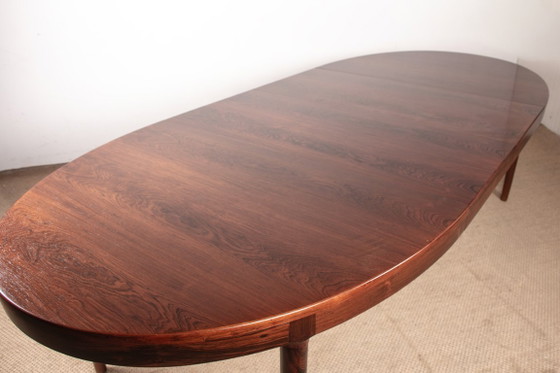 Image 1 of Gran mesa de comedor ovalada y extensible de palisandro danés, diseñada por Harry Østergaard para Randers Mobelfabrik en 1960.