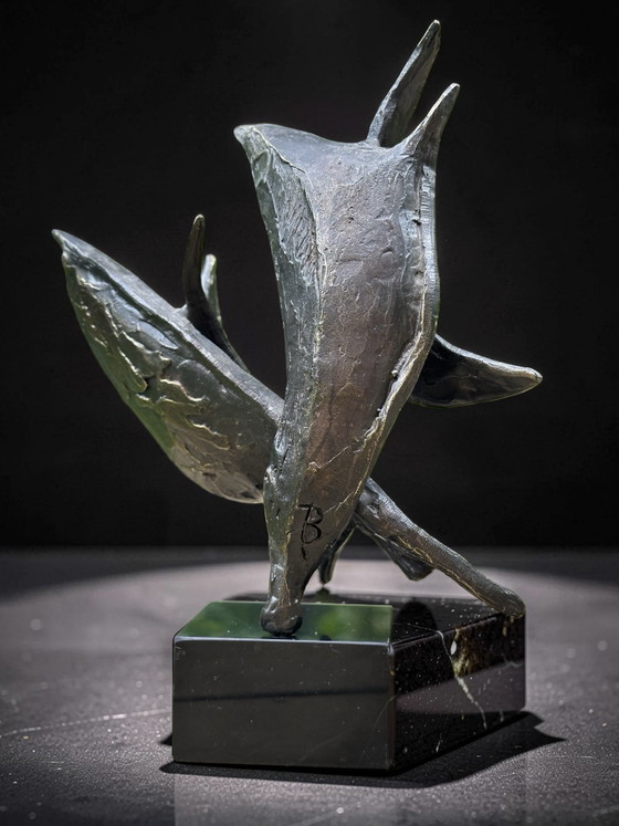 Image 1 of Scultura in bronzo Vento nelle vele - Bernadette Leijdekkers | Scultura astratta su base
