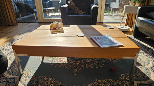 Table basse unique "Beam" en chêne massif. Par Roderick Vos