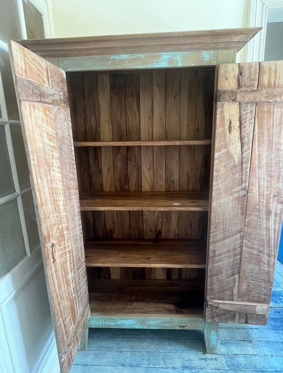 Image 1 of Rustikaler brasilianischer Kleiderschrank mit türkisfarbener Patina – Oficina de Agosto