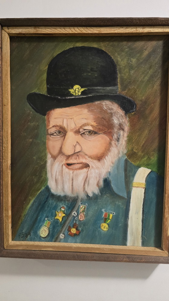Portrait de personnage vintage du milieu du siècle – Homme au chapeau melon et médailles (33x42 cm) (photo 7 of 8)