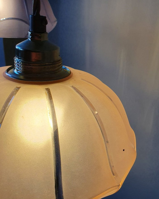 Image 1 of Ensemble de 2 suspensions vintage en verre opalin rose pastel, élégantes en forme de rosace.