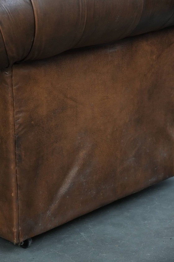 Image 1 of Poltrona Chesterfield marrone in pelle di mucca in stile inglese su ruote