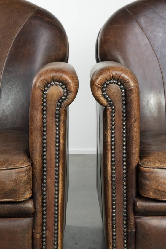 Image 1 of 2 fauteuils design en peau de mouton avec une belle patine