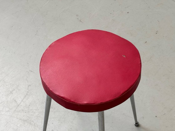 Image 1 of Tabouret vintage avec revêtement rouge et structure chromée, années 1960
