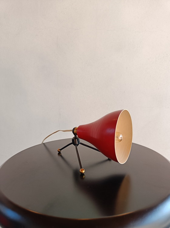 Image 1 of Lámpara de mesa pequeña italiana de mediados de siglo, minilámpara de metal rojo, años 50-60.