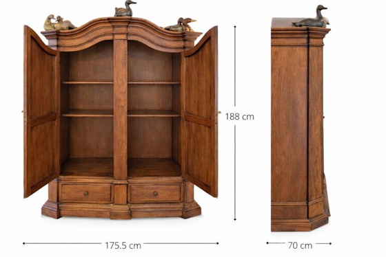 Image 1 of Wohnzimmerschrank aus massivem Walnussholz mit Flügeltüren und zwei Schubladen im Stil der französischen Provence