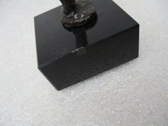 Image 1 of Klaas van den Berg - 1941 - 2018 Statua in bronzo "Ti mostrerò la strada"