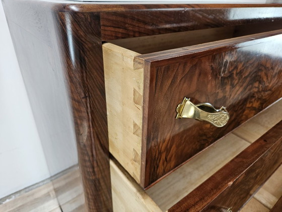 Image 1 of Commode Art Déco des années 1940 en loupe de noyer avec plateau en verre noir