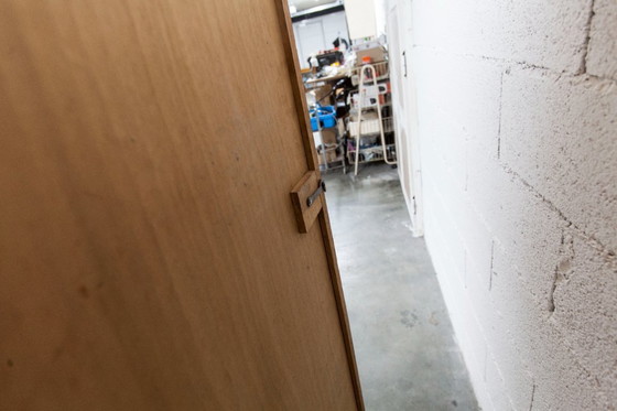 Image 1 of Kledingkast uit de jaren 50 met kompasvormige poten, schuifdeuren en een nieuw bovenblad.