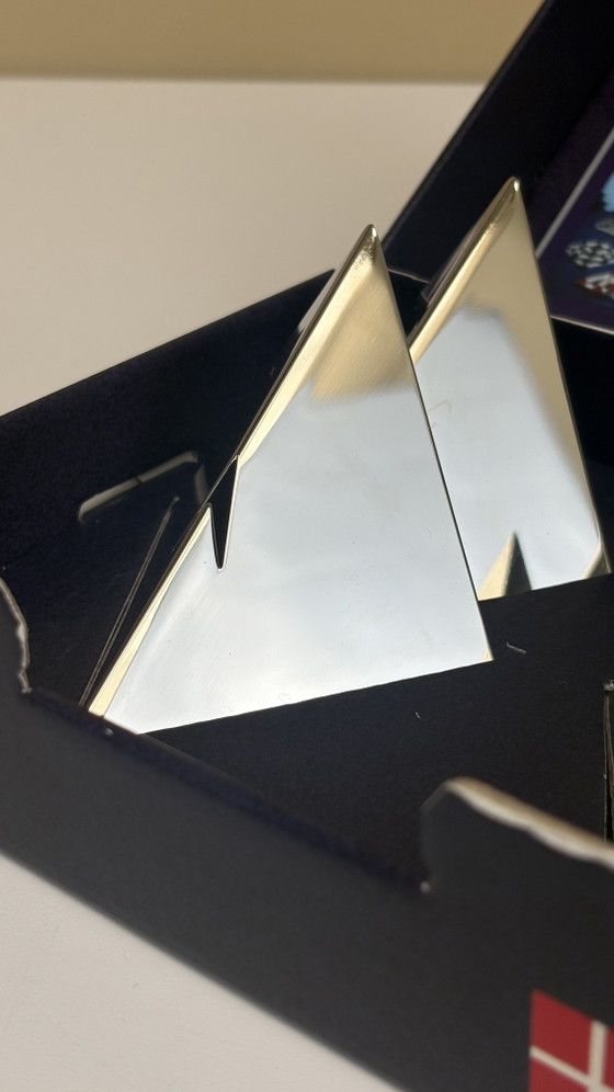 4x Porte-noms pyramidaux vintage danois chromés – Menu, Accessoires de table, Metal, polished steel (photo 4 of 8)