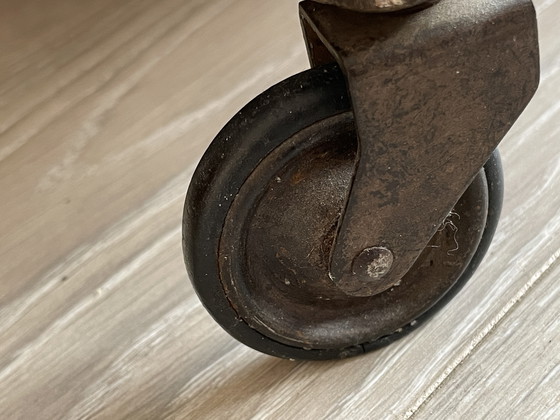 Image 1 of Eikenhouten kast uit het midden van de vorige eeuw met schuifdeuren van glas op wielen (vitrinekast / cocktailkast)