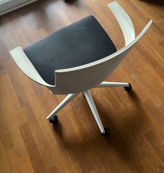 Image 1 of SPOON CHAIR van KARTELL | Design bureaustoel met wielen en draaifunctie | wit/zwart