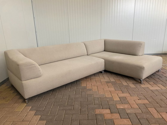 Image 1 of De stijlvolle Leolux Faya Lobi hoekbank in beige ribstof heeft een moderne, luxueuze uitstraling en biedt een ruime zithoek.