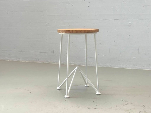 Elegante sgabello in legno e metallo di Søstrene Grene – krukjes, Wood (photo 2 of 8)