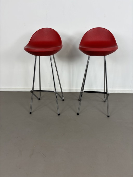 Dos taburetes de bar de diseño vintage diseñados por Roberto Foschia para la marca italiana MIDJ (a menudo conocidos como el