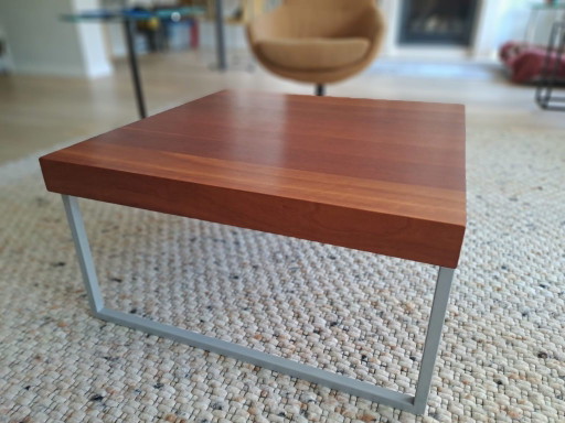 Mesa de centro cuadrada con tapa de madera y base de metal