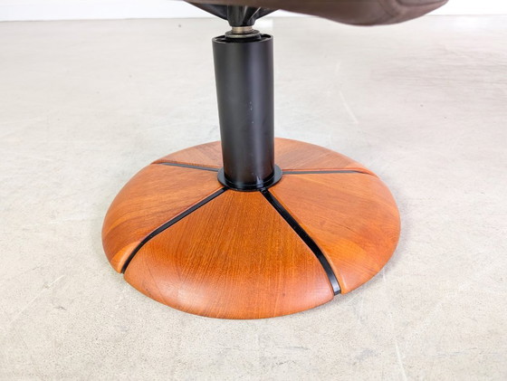 Image 1 of Sillón de teca de mediados de siglo con diseño HS de cuero y otomana danesa