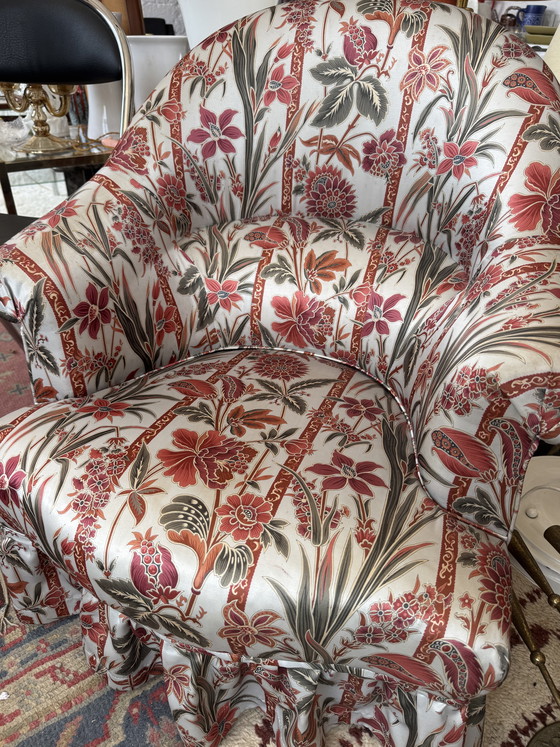 Image 1 of Poltrona antica a forma di fungo in raso floreale