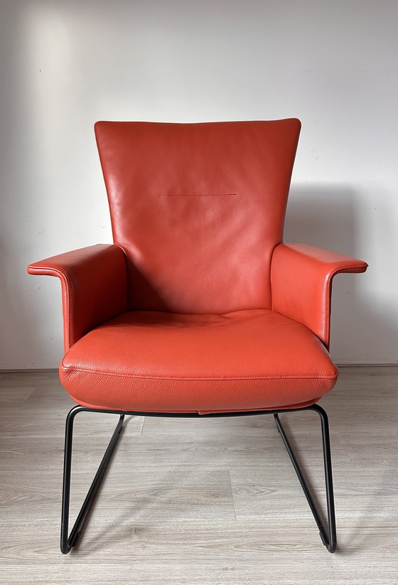 Image 1 of Jori Aida mit Stuhl