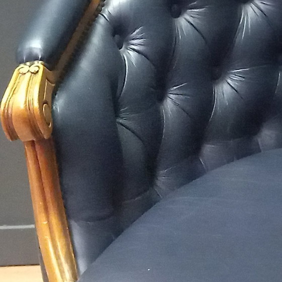 Image 1 of Irresistibile divano Chesterfield vittoriano a due posti in blu navy: un vero colpo d'occhio!