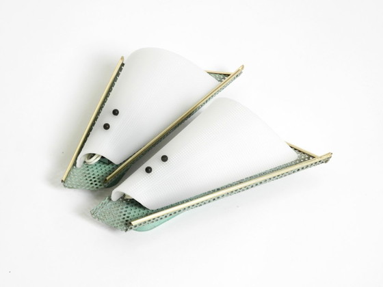 Image 1 of Ein Paar wunderschöne mintgrüne Wandlampen im Mid-Century-Modern-Stil aus perforiertem Blech mit Plexiglasschirmen