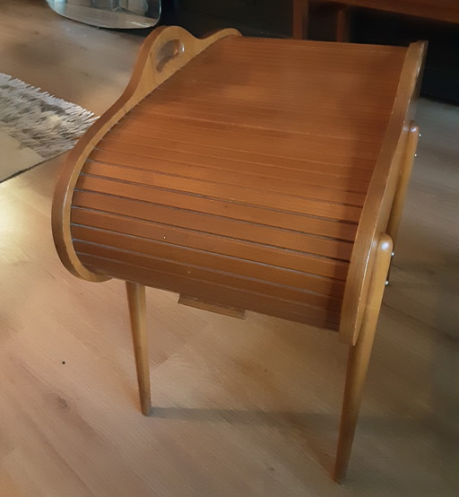 Ein sehr schönes Nähkästchen aus Holz aus der Mitte des 20. Jahrhunderts mit Rolldeckel.