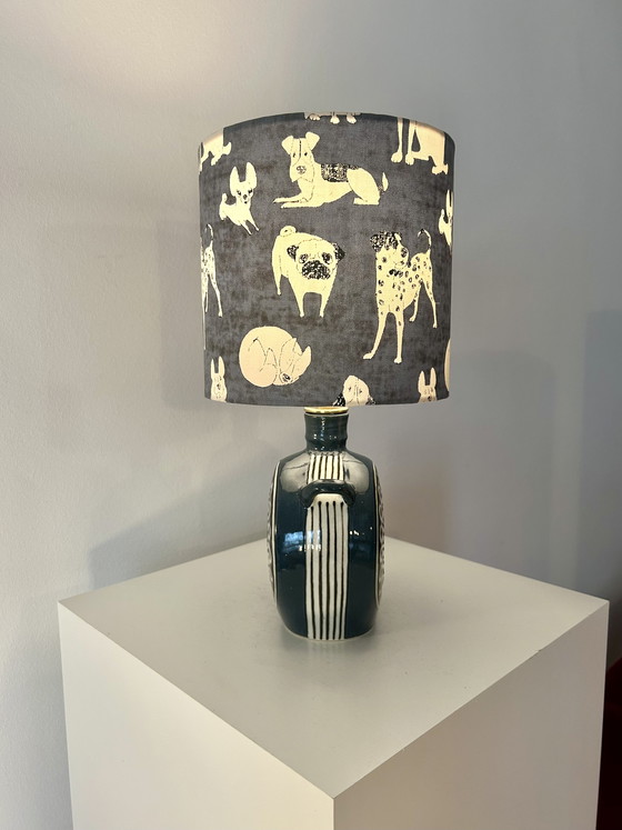 Image 1 of Une lampe de table sans fil très charmante, fabriquée à partir d'un vase en faïence des années 1950/60.