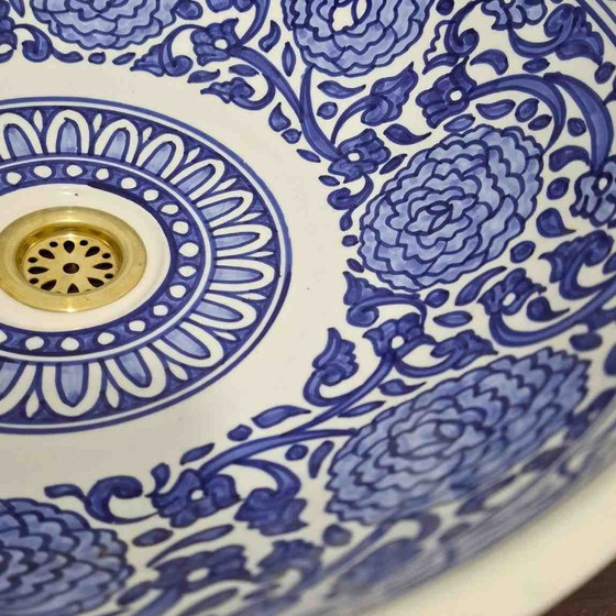 Image 1 of Lavabo marroquí azul – Lavabo de cerámica floral pintado a mano