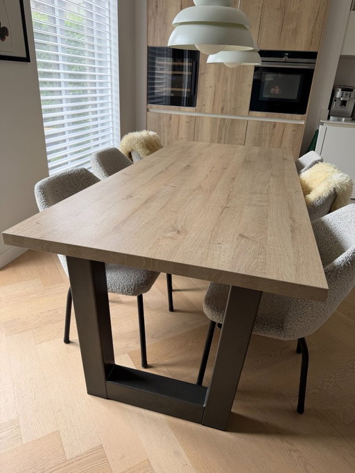 Robust 6-to-8 person dining table