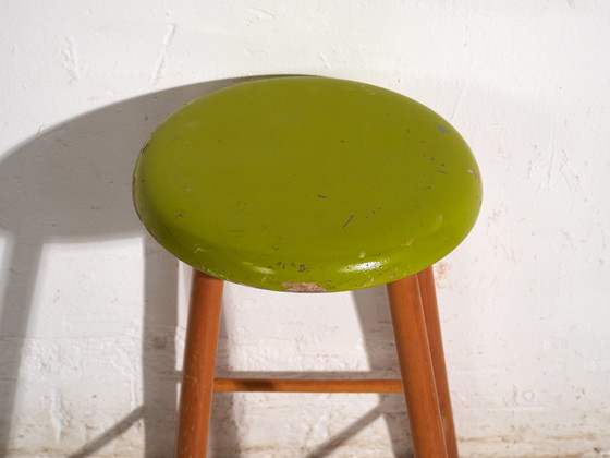 Taburete de madera antiguo con asiento redondo – Europa Central, c. 1950 – Rustic (photo 16 of 40)