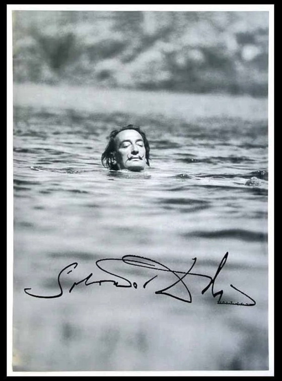 Image 1 of Salvador Dalí: "Nadando Dalí". Firmado en la placa.