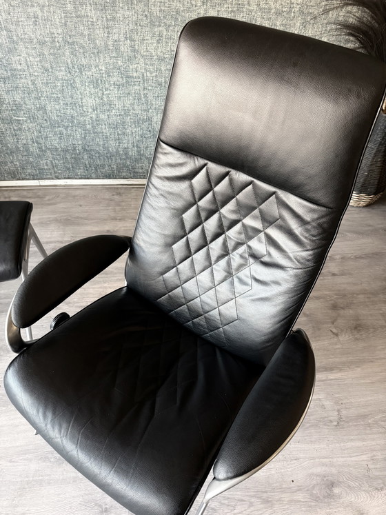 Image 1 of Poltrona lounge James Stressless con poggiapiedi in pelle nera e alluminio