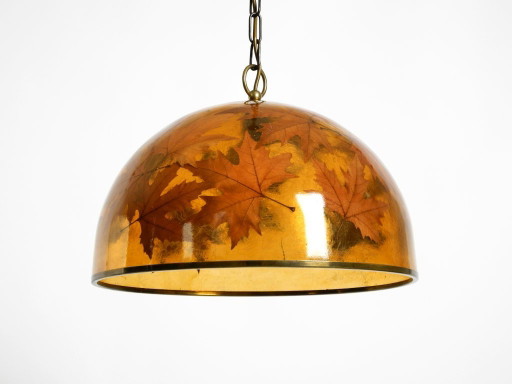 Rara e grande lampada a sospensione italiana degli anni '70 in resina con foglie d'acero incorporate.
